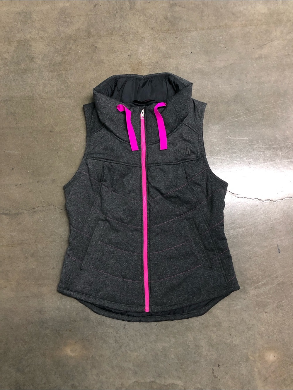 The North Face Women’s Pseudio Quilted Puffer Vest Size Medium Gray-Hot Pink